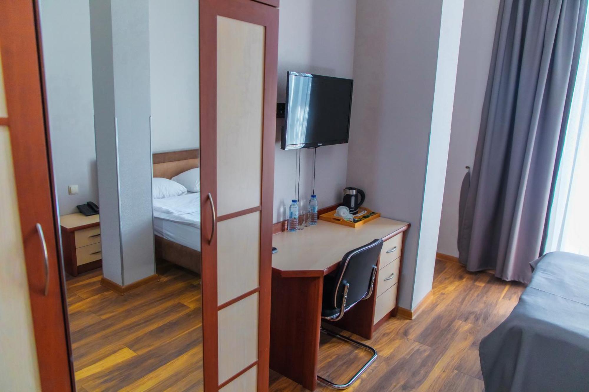 Irmeni Hotel Тбилиси Екстериор снимка